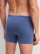 La modella / Il modello Uomo indossa Boxer brief in Modal di colore Blu, Tinta unita, della serie Seamless Natural di CALIDA, Vista posteriore