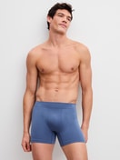 La modella / Il modello Uomo indossa Boxer brief in Modal di colore Blu, Tinta unita, della serie Seamless Natural di CALIDA, Abbigliamento