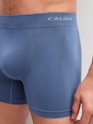 La modella / Il modello Uomo indossa Boxer brief in Modal di colore Blu, Tinta unita, della serie Seamless Natural di CALIDA, Dettaglio