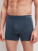 La modella / Il modello Uomo indossa Boxer brief in Modal di colore Grigio, Tinta unita, della serie Seamless Natural di CALIDA, Vista frontale