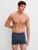 La modella / Il modello Uomo indossa Boxer brief in Modal di colore Grigio, Tinta unita, della serie Seamless Natural di CALIDA, Abbigliamento