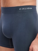 La modella / Il modello Uomo indossa Boxer brief in Modal di colore Grigio, Tinta unita, della serie Seamless Natural di CALIDA, Dettaglio