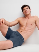 La modella / Il modello Uomo indossa Boxer brief in Modal di colore Grigio, Tinta unita, della serie Seamless Natural di CALIDA, Immagine aggiuntiva