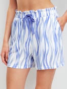 La modella / Il modello Donna indossa Pantaloni corti del pigiama in Cotone di colore Blu, Modello, della serie Favourites Ocean di CALIDA, Vista frontale