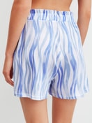 La modella / Il modello Donna indossa Pantaloni corti del pigiama in Cotone di colore Blu, Modello, della serie Favourites Ocean di CALIDA, Vista posteriore
