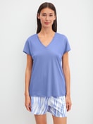 La modella / Il modello Donna indossa Pantaloni corti del pigiama in Cotone di colore Blu, Modello, della serie Favourites Ocean di CALIDA, Abbigliamento