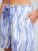 La modella / Il modello Donna indossa Pantaloni corti del pigiama in Cotone di colore Blu, Modello, della serie Favourites Ocean di CALIDA, Dettaglio