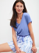 La modella / Il modello Donna indossa Pantaloni corti del pigiama in Cotone di colore Blu, Modello, della serie Favourites Ocean di CALIDA, Immagine aggiuntiva