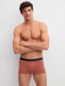 Herren-Model trägt Boxer Brief, 3er-Pack aus Baumwolle in Schwarz, Motiv aus Serie Cotton Special von CALIDA, Outfit