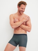Herren-Model trägt Boxer Brief, 3er-Pack aus Baumwolle in Grün, Einfarbig aus Serie Cotton Special von CALIDA, Outfit