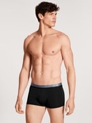 Herren-Model trägt Boxer Brief, 3er-Pack aus Baumwolle in Schwarz, Einfarbig aus Serie Daywear Xtra von CALIDA, Outfit