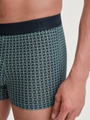 Herren-Model trägt Boxer Brief mit Softgummibund aus TENCEL™ in Grün, Gemustert aus Serie Focus Trend von CALIDA, Detail