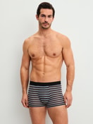 Herren-Model trägt Boxer Brief mit Softgummibund aus Lyocell in Braun, Gestreift aus Serie Focus Trend von CALIDA, Outfit