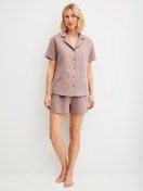 Le mannequin Femme porte le/la Short de pyjama en 100% coton de couleur Marron, Unicolore, de la série Favourites Tiles de CALIDA, Tenue