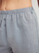 Damen-Model trägt Kurze Pyjamahose aus 100% Baumwolle in Blau, Einfarbig aus Serie Favourites Tiles von CALIDA, Detail