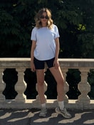 Damen-Model trägt Longpant aus Modal in Schwarz, Einfarbig aus Serie Natural Skin von CALIDA, Outfit