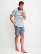 Le mannequin Homme porte le/la Bermuda avec poches latérales en 100% coton de couleur Gris, Unicolore, de la série RMX Sleep Journey de CALIDA, Tenue