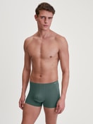 Herren-Model trägt Boxer Brief aus Modal in Grün, Einfarbig aus Serie Balanced Day von CALIDA, Outfit