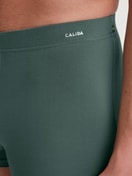 Herren-Model trägt Boxer Brief aus Modal in Grün, Einfarbig aus Serie Balanced Day von CALIDA, Detail