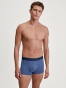 Le mannequin Homme porte le/la Boxer brief, ceinture élastique en Coton de couleur Bleu, Unicolore, de la série Pure & Style de CALIDA, Tenue