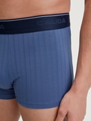 Le mannequin Homme porte le/la Boxer brief, ceinture élastique en Coton de couleur Bleu, Unicolore, de la série Pure & Style de CALIDA, Détail