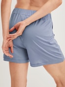Damen-Model trägt Kurze Pyjamahose aus Lyocell in Blau, Einfarbig aus Serie DSW Cooling von CALIDA, Rückansicht