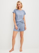 Damen-Model trägt Kurze Pyjamahose aus Lyocell in Blau, Einfarbig aus Serie DSW Cooling von CALIDA, Outfit