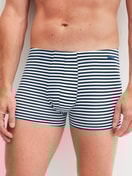 Le mannequin Homme porte le/la Boxer brief en Coton de couleur Bleu, Rayée, de la série Grafic Cotton de CALIDA, Vue de face