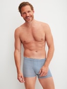 Le mannequin Homme porte le/la Boxer brief en Coton de couleur Bleu, Rayée, de la série Grafic Cotton de CALIDA, Tenue