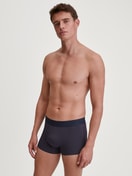 Herren-Model trägt Boxer Brief mit Softbund aus TENCEL™ in Blau, Einfarbig aus Serie Clean Line von CALIDA, Outfit
