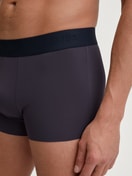 Herren-Model trägt Boxer Brief mit Softbund aus TENCEL™ in Blau, Einfarbig aus Serie Clean Line von CALIDA, Detail