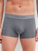 Le mannequin Homme porte le/la Boxer brief avec ceinture élastique en Modal de couleur Gris, Unicolore, de la série Clean Line de CALIDA, Vue de face