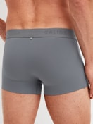 Le mannequin Homme porte le/la Boxer brief avec ceinture élastique en Modal de couleur Gris, Unicolore, de la série Clean Line de CALIDA, Vue arrière