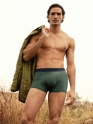 Herren-Model trägt Boxer Brief mit Softgummibund aus Baumwolle in Grün, Einfarbig aus Serie Cotton Sporty von CALIDA, Vorderansicht