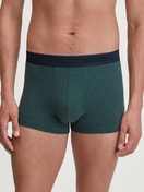 Herren-Model trägt Boxer Brief mit Softgummibund aus Baumwolle in Grün, Einfarbig aus Serie Cotton Sporty von CALIDA, Vorderansicht