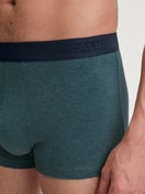 Herren-Model trägt Boxer Brief mit Softgummibund aus Baumwolle in Grün, Einfarbig aus Serie Cotton Sporty von CALIDA, Detail