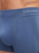 Le mannequin Homme porte le/la Boxer brief en Modal de couleur Bleu, Unicolore, de la série Seamless Natural de CALIDA, Détail