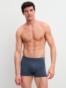 La modella / Il modello Uomo indossa Boxer brief in Modal di colore Grigio, Tinta unita, della serie Seamless Natural di CALIDA, Abbigliamento