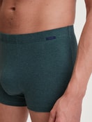 Herren-Model trägt Boxer Brief aus Baumwolle in Grün, Einfarbig aus Serie Cotton Sporty von CALIDA, Detail