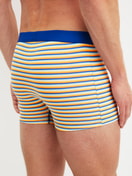 La modella / Il modello Uomo indossa Boxer brief in Cotone di colore Arancione, Modello, della serie Cotton Code Design di CALIDA, Vista posteriore