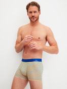 La modella / Il modello Uomo indossa Boxer brief in Cotone di colore Arancione, Modello, della serie Cotton Code Design di CALIDA, Abbigliamento