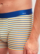 La modella / Il modello Uomo indossa Boxer brief in Cotone di colore Arancione, Modello, della serie Cotton Code Design di CALIDA, Dettaglio