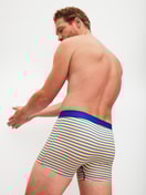 La modella / Il modello Uomo indossa Boxer brief in Cotone di colore Arancione, Modello, della serie Cotton Code Design di CALIDA, Immagine aggiuntiva