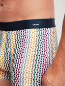 La modella / Il modello Uomo indossa Boxer brief in Cotone di colore Blu, Modello, della serie Cotton Code Design di CALIDA, Dettaglio