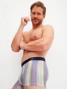 La modella / Il modello Uomo indossa Boxer brief in Cotone di colore Blu, Modello, della serie Cotton Code Design di CALIDA, Immagine aggiuntiva