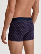 Le mannequin Homme porte le/la Boxer brief en Coton de couleur Rouge, À motifs, de la série Cotton Code Design de CALIDA, Vue arrière
