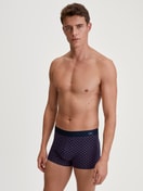 Le mannequin Homme porte le/la Boxer brief en Coton de couleur Rouge, À motifs, de la série Cotton Code Design de CALIDA, Tenue