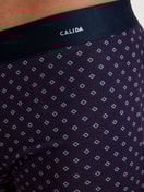 Le mannequin Homme porte le/la Boxer brief en Coton de couleur Rouge, À motifs, de la série Cotton Code Design de CALIDA, Détail