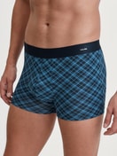Herren-Model trägt Boxer Brief mit Softgummibund aus Baumwolle in Blau, Kariert aus Serie Cotton Code Design von CALIDA, Vorderansicht