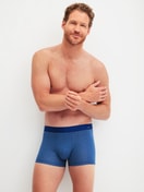 Le mannequin Homme porte le/la Boxer brief en Coton de couleur Bleu, À motifs, de la série Cotton Code Design de CALIDA, Tenue